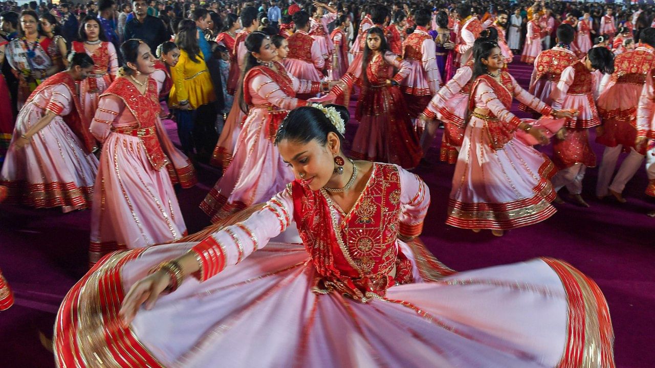 मिळालेल्या माहितीनुसार, या परंपरेमागे कोणतेही धार्मिक कारण नाही. कोणताही धर्मग्रंथ विशिष्ट रंगाचे कपडे घालण्याचा नियम सांगत नाही. जर तुम्ही ठरवलेल्या रंगाचे कपडे घातले नाहीत, तर पाप लागेल किंवा देवीचा कोप होईल, असे काहीही नाही.