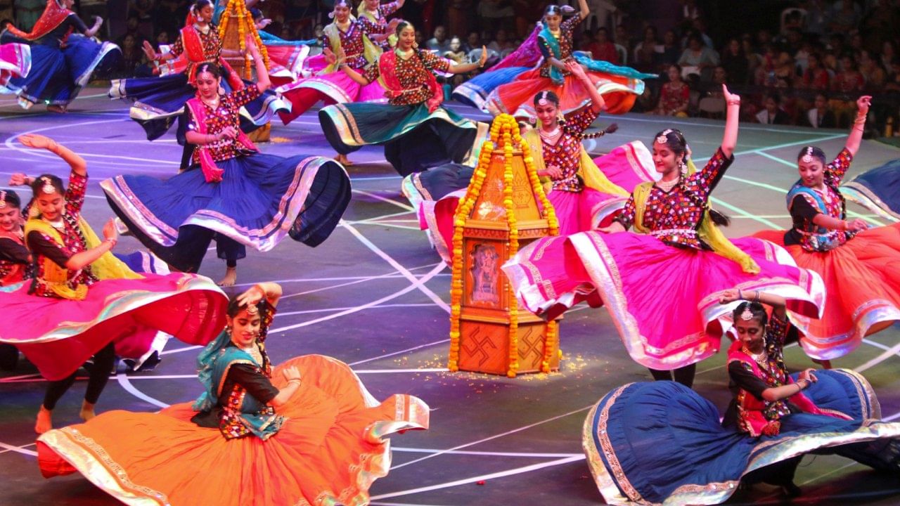 नवरात्रीत नऊ रंगांचे कपडे घालण्याची परंपरा गेल्या काही वर्षांपासून लोकप्रिय झाली आहे. प्रत्येक दिवसाचा रंग देवीच्या विशिष्ट गुणांचे आणि शक्तीचे प्रतीक मानला जातो. या रंगांचे कपडे घातल्याने देवीचा आशीर्वाद मिळतो, अशी लोकांची श्रद्धा आहे.