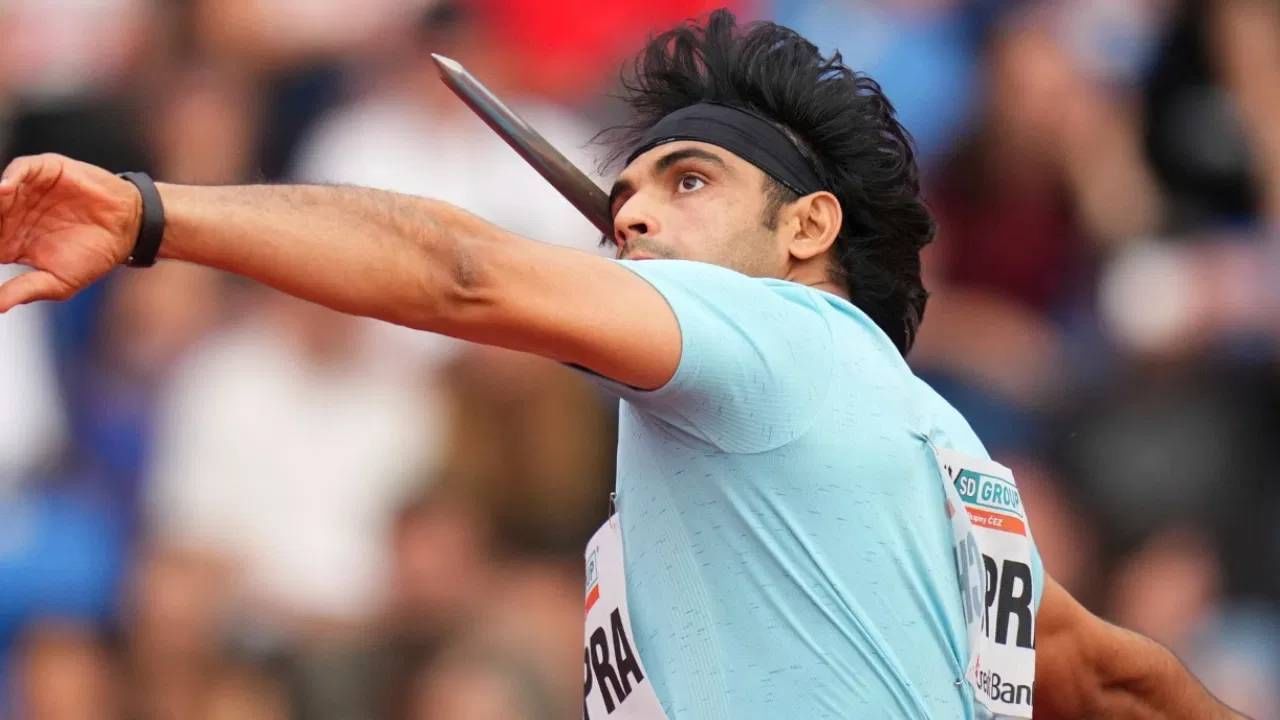 दुसरीकडे, स्पर्धा जरी दोघांत असली तरी जर्मनीच्या ज्युलियन वेबरने या हंगामात तीनदा 90 मीटरपेक्षा जास्त फेक केली आहे. त्यामुळे या स्पर्धेत विजेतेपदाचा प्रबळ दावेदार मानला आहे. नीरजने या वर्षी दोहा डायमंड लीगमध्ये त्याच्या कारकिर्दीतील 90.23 लांब भाला फेकला होता. या स्पर्धेतही त्याच्याकडून अशीच अपेक्षा आहे. (Photo- PTI)