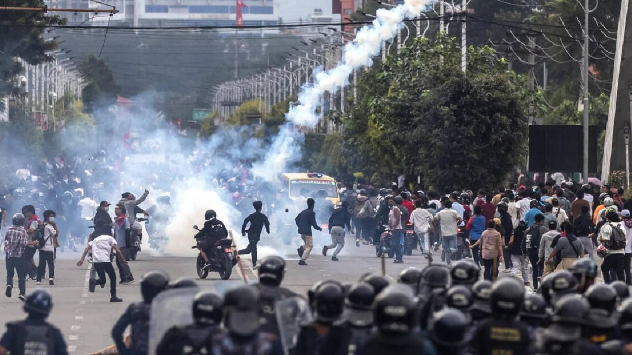 Nepal Protest : लष्कराचा पुन्हा गोळीबार, नेपाळमधील हिंसाचार थांबेना, भारत अलर्ट मोडवर, भारताच्या सीमेवर... Nepal Protest : लष्कराचा पुन्हा गोळीबार, नेपाळमधील हिंसाचार थांबेना, भारत अलर्ट मोडवर, भारताच्या सीमेवर...