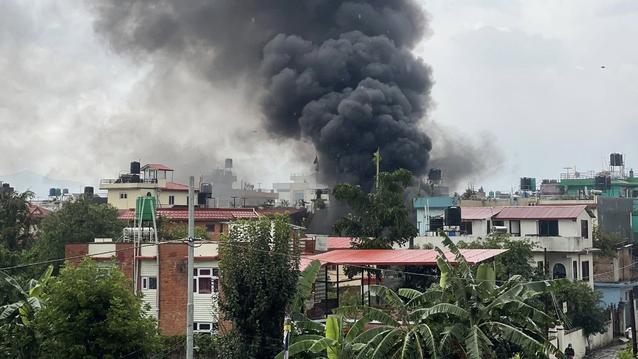 नेपाळच्या सरकारमधील अनेक मंत्र्यांच्या जीवाला धोका निर्माण झाला आहे.  त्यामुळे सैन्य हेलिकॉप्टरने मंत्र्यांना बाहेर काढत आहे. राजधानी काठमांडूच्या आंतरराष्ट्रीय विमानतळावरून उड्डाणांवरही बंदी घालण्यात आली असल्याची माहिती समोर आली आहे.