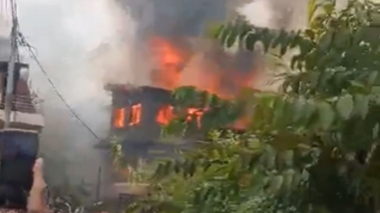 नेपाळचे पंतप्रधान केपी शर्मा ओली यांनी आपल्या पदाचा राजीनामा दिला आहे. मात्र तरीरी आंदोलक जाळपोळ करत आहेत. अनेक मंत्र्यांची घरे जाळण्यात आली आहेत. 