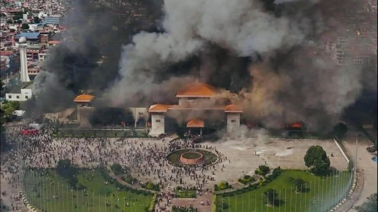 संतप्स आंदोलकामनी नेपाळी काँग्रेसचे केंद्रीय कार्यालय पेटवले, त्यानंतर संसद भवनालाही आग लावली आहे. आता संसद जळत आहे. या ठिकाणी परिस्थिती हाताळण्यासाठी कोणीही नाही. 