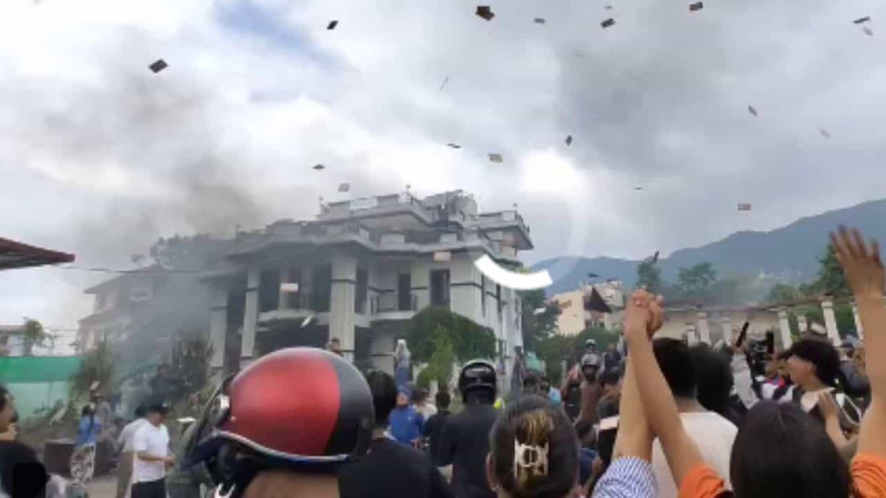 Nepal नेपाळमध्ये सोमवारी सोशल मीडियावरील बंदी आणि भ्रष्टाचाराविरोधात आंदोलन झाले, यावेळी पोलिसांनी गोळीबार केला, ज्यामध्ये 19 जणांचा मृत्यू झाला. या घटनेनंतर तरुणांचा रोष वाढला आणि आंदोलन आणखी तीव्र झाले. Parlimeant