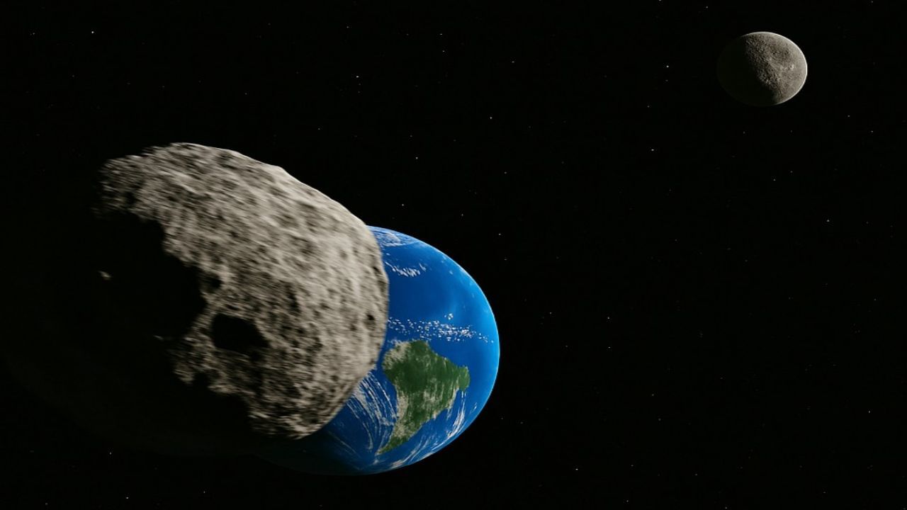 क्वासी-मून हा एक प्रकारचा लघुग्रह असतो, जो पृथ्वीसह सूर्याभोवती फिरतो. तो पृथ्वीच्या चंद्रासारखा दिसतो, मात्र प्रत्यक्षात तो सूर्याभोवती फिरतो. असे लघुग्रह पृथ्वीवर तात्पुरते येतात आणि पुन्हा परत जातात.