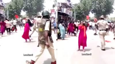 जेव्हा पोलीस स्री-पुरुष समानता जरा जास्तच मनावर घेतात ! एक लाठी बसताच महिलेचे आंदोलन स्थगित, व्हिडीओ व्हायरल