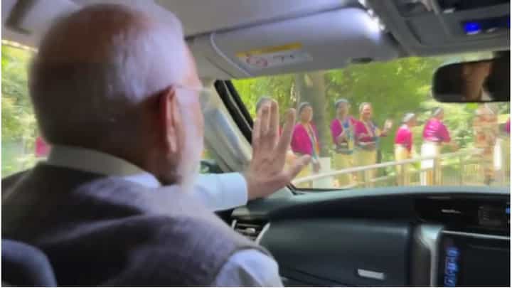 PM मोदी यांचे अरुणाचलच्या राजधानीत जोरदार स्वागत, नारी शक्तीचे दर्शन आणि तरुणात खासा उत्साह, Video PM मोदी यांचे अरुणाचलच्या राजधानीत जोरदार स्वागत, नारी शक्तीचे दर्शन आणि तरुणात खासा उत्साह, Video