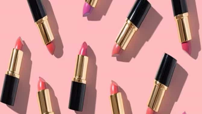 Lipstick : तुम्हीही वापरता ५० रुपयांची लिपस्टीक ? मग हा व्हिडीओ एकदा पहाच...