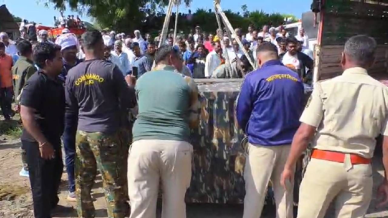 माहिती मिळतात वनविभागाचे पथक तात्काळ घटनास्थळी दाखल झाले. त्यांनी मोठे शर्थीचे प्रयत्न केले. 