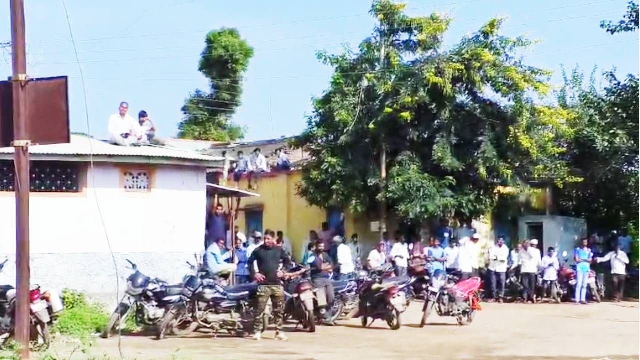 यावेळी अनेक ग्रामस्थांनी घराच्या छतावरून गच्चीवरून बिबट्याचं रेस्क्यू ऑपरेशन लाईव्ह पाहिले आणि मोबाईलमध्ये कैद पण केले. 