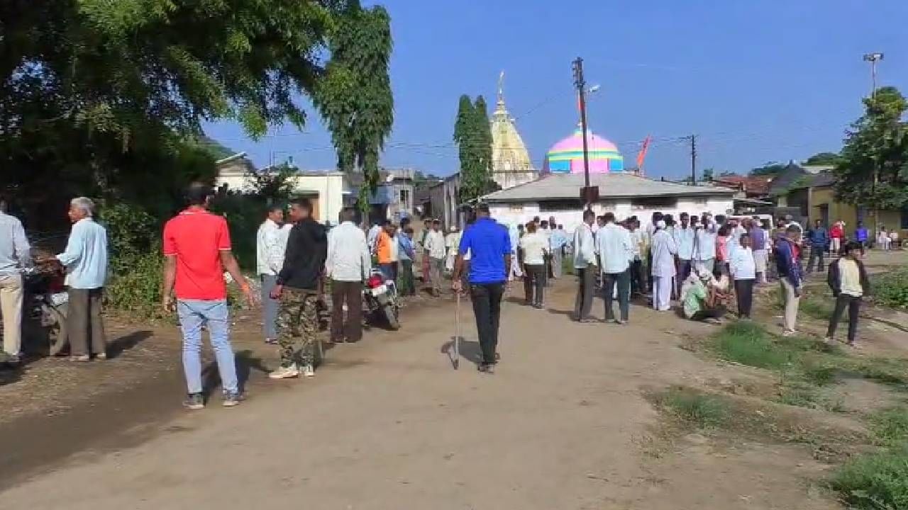शेवडीपाडा गावात काही ग्रामस्थ विहिरी जवळून जात असताना बिबट्याचा आवाज जाणवल्याने ग्रामस्थांनी विहिरीत डोकावून बघितले 