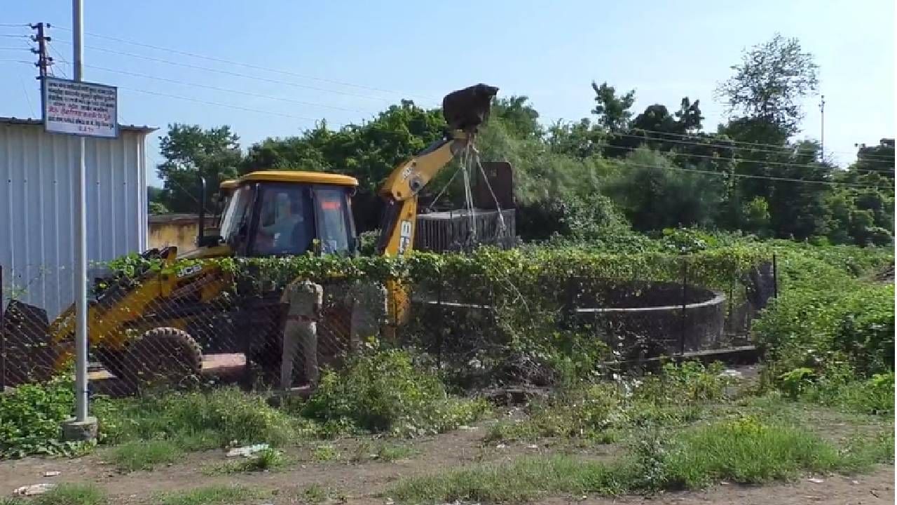  वनविभागाच्या कर्मचाऱ्यांनी या बिबट्याला तात्काळ पिंजऱ्यामध्ये कैद केले आणि त्याला त्याच्या नैसर्गिक अधिवासामध्ये सोडण्यात येणार आहे.