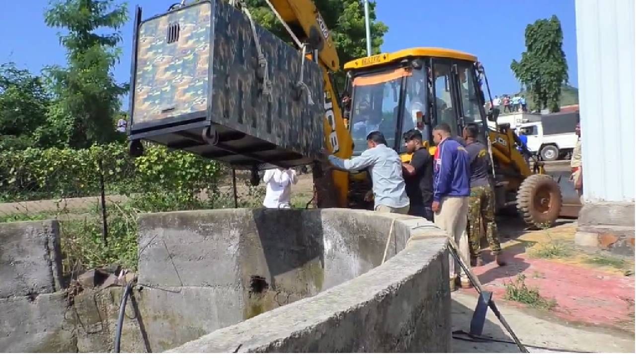  वनविभागाच्या पथकाने तातडीने केलेल्या बचावकार्यानंतर बिबट्याचा जीव वाचला आणि वनविभागाच्या कर्मचाऱ्यांनी तत्काळ या बिबट्याला तत्काळ पिंजऱ्यात कैद केले. 