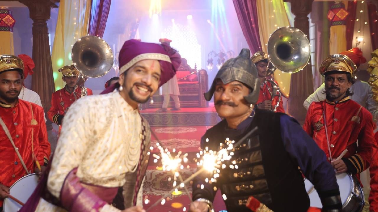 "प्रत्येक भूमिकेचं तो सोनं करतो. या कार्यक्रमातही प्रेक्षकांसाठी निखळ मनोरंजन असेल," अशी भावना निलेश साबळे यांनी व्यक्त केली.
