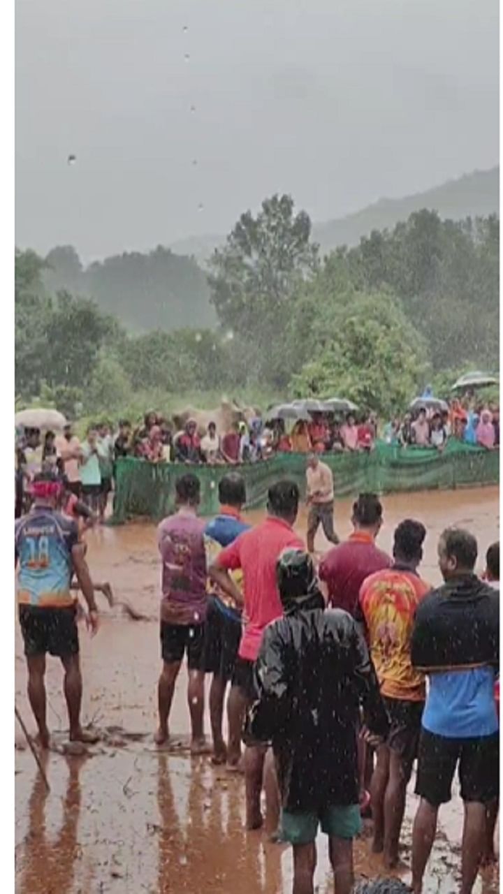 नितीन बगाटे हे जिल्हाध्यक्ष सुद्धा तांबड्या मातीतून वरती आले ... एका सामान्य शेतकरी वर्गातील तरुण आयपीएस झाला आहे.. यासाठी पोलीस स्टेशनच्या बाहेर भाजी विकणारा तरुण आयपीएस झाला म्हणून कौतुक बगाटे यांचं झाला आहे