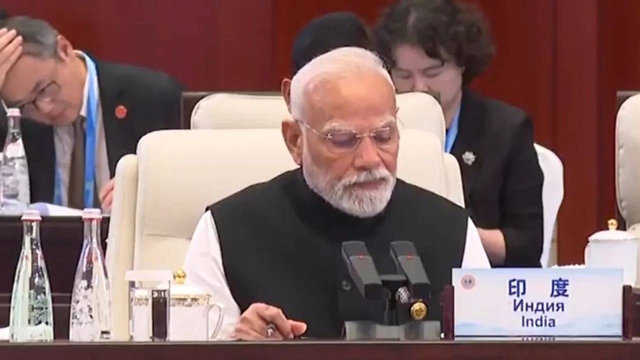 Sco Summit 2025 : भेटणं तर दूर, मोदींनी त्या दोघांकडे पाहिलं सुद्धा नाही, भारताने SCO च्या स्टेजवर दाखवला स्वाभिमान