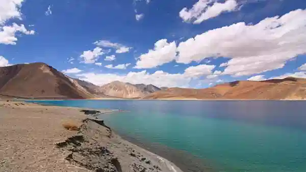 Tourism: लेह-लडाखमध्ये आहेत ही अद्भूत ठिकाणं, एकदा नक्की भेट द्या