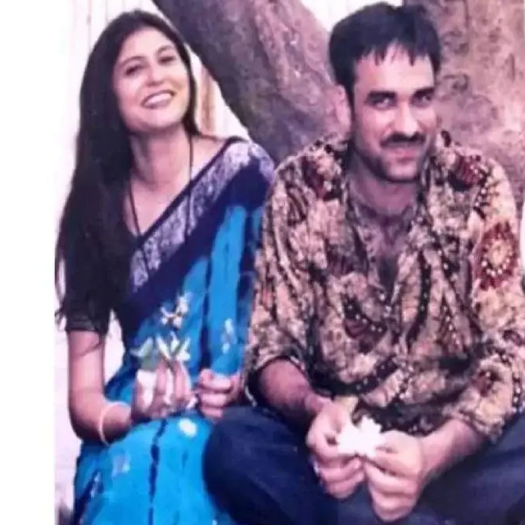 एका मुलाखतीत पंकज त्रिपाठी यांनी त्यांच्या सुरुवातीच्या आठवणी ताज्या केल्या आणि सांगितले की जेव्हा ते आणि त्यांची पत्नी मृदुला एकमेकांशी बोलत असत तेव्हा मोबाईल फोन नव्हते. ते दररोज कॅन्टीनमध्ये बसून लँडलाइन फोनवर मृदुलाच्या कॉलची वाट पाहत असत. त्या काळातील प्रेम वाट पाहणे आणि विश्वासावर आधारित होते असंही ते म्हणाले आहेत.