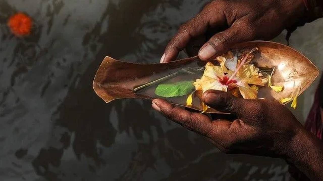 पितृदोषाचं सर्वात मोठं कारण म्हणे जे लोकं पितरांचं आणि पूर्वजांचं श्राद्ध कर्म किंवा तर्पण करत नाही अशा लोकांच्या कुटुंबियांना पितृदोष लागतो. पितृदोष दूर करण्यासाठी श्राद्ध, पिंडदान आणि तर्पण करणं आवश्यक आहे, असं धार्मिक शास्त्रात सांगितलं आहे.