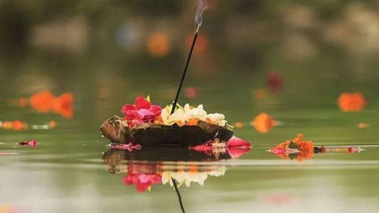 पितृदोषाचं कारण खूप खोल असेल तर मात्र सात पिढ्यांना हा त्रास भोगावा लागू शकतो. त्यामुळे पितृ पंधरवड्यात योग्य विधी करून त्यांचं मान राखणं गरजेचं असतं, असं ज्योतिष आणि धर्मशास्त्र सांगतं. 