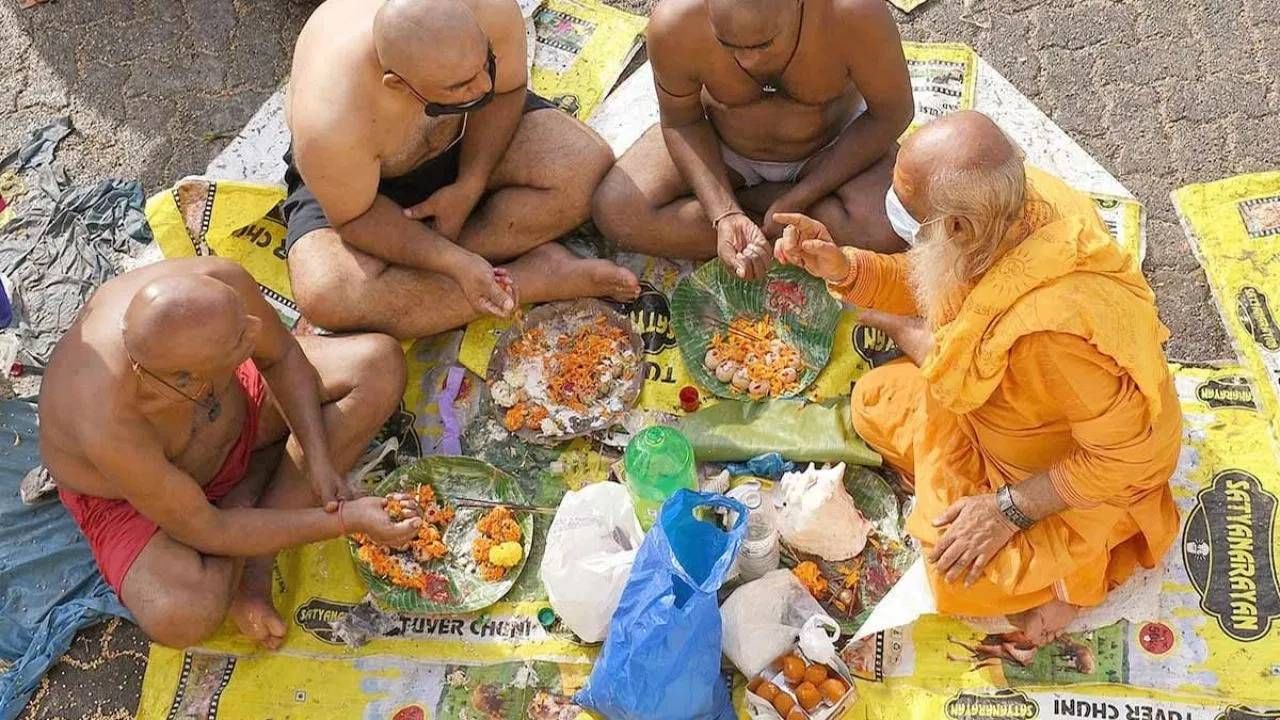 पितरांचा आत्मा असंतुष्ट असला की पितृदोष लागतो. तसेच मृत्यूनंतर श्राद्ध, तर्पण, पिंडदान यांचं योग्य पद्धतीने पालन केलं नाही, तर पितृदोष लागतो. हा दोष व्यक्तीच्या कर्मानुसार लागतो. चांगली कर्म असतील तर पितृदोषाचा प्रभाव कमी असतो.