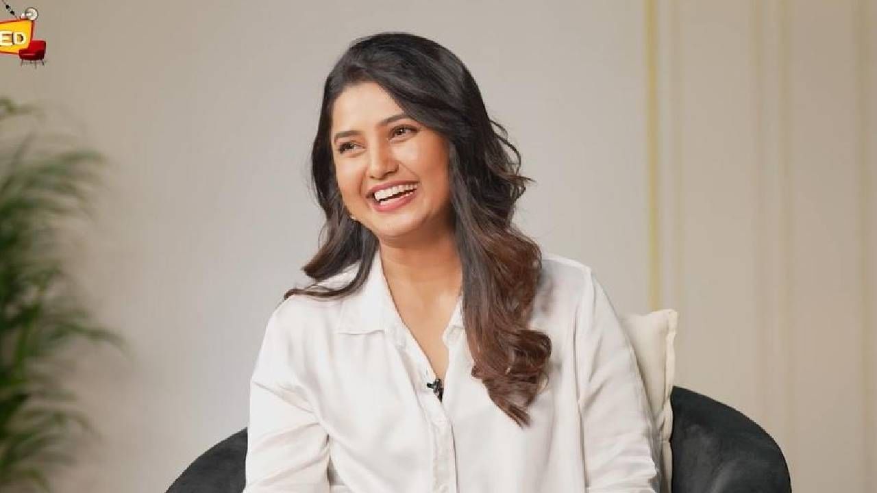 प्राजक्ता म्हणाली, बाबा संध्याकाळी घरी आल्यानंतर सर्वात पहिले टीव्ही बंद करायचे. मग बाहेर जाऊन बूट काढयचे आणि मग आत यायचे. माझ्या १०वी पर्यंत घरात केबल नव्हतं. त्यामुळे जेव्हा मी रिअॅलिटी शोमध्ये कास्ट झाले तेव्हा मला खरंतर शेजारच्यांच्या घरी जाऊन शो पाहावा लागला होता. 