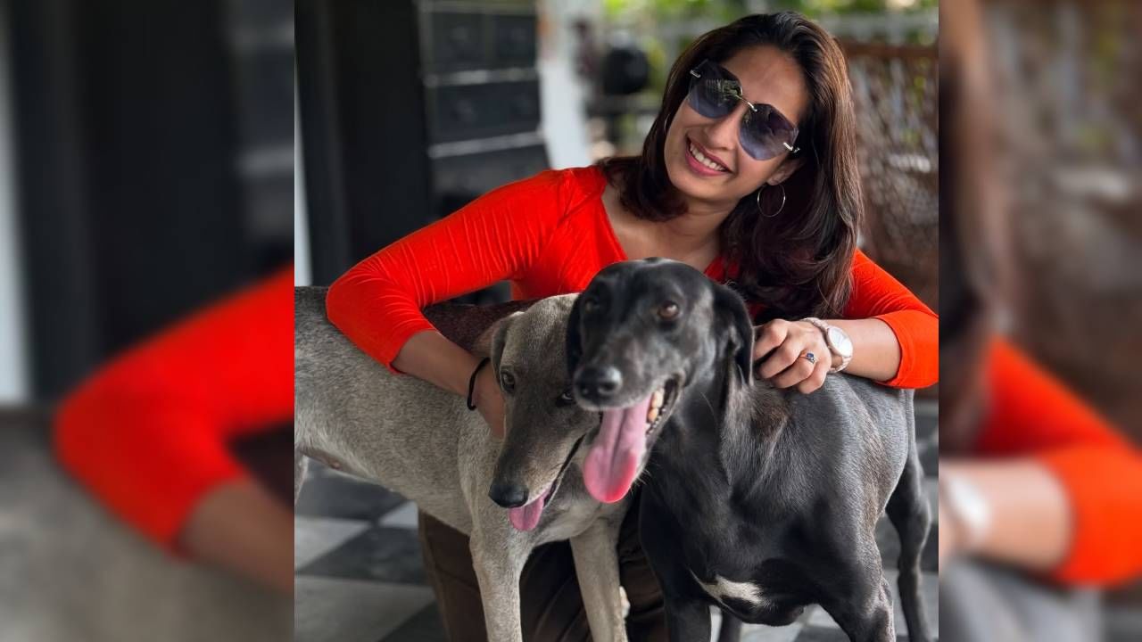 "प्रिया , पियू , परी , प्री , ती माझ्यासाठी फक्त एक सहकलाकार नव्हती, ती माझ्या अतिशय जिव्हाळ्याच्याची मैत्रीण होती. माझी वेडे... आम्ही एकत्र घर शेअर केलं होतं. कितीतरी वेळा आम्ही तासन्तास बोलत बसायचो… मॅगी, भुर्जी, कॉफी… हे सगळं आमचं छोटंसं जग होतं. खूप साऱ्या गप्पा, काहीसं वेडं हसणं, रात्री उशिरा पर्यंत जागणं – त्या क्षणांना काही तोड नाही" असे प्रार्थना म्हणाली.