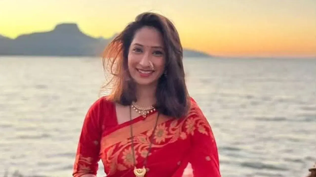 प्रिया आणि तिचे सासरे श्रीकांत मोघे यांच्यामध्ये खूप जवळचे नाते होते. 2021 मध्ये प्रियाचे सासरे आणि अभिनेता शंतनू मोघेचे वडील श्रीकांत मोघे यांचे निधन झाले. तेव्हा प्रियाने खूप छान पोस्ट शेअर केली होती.