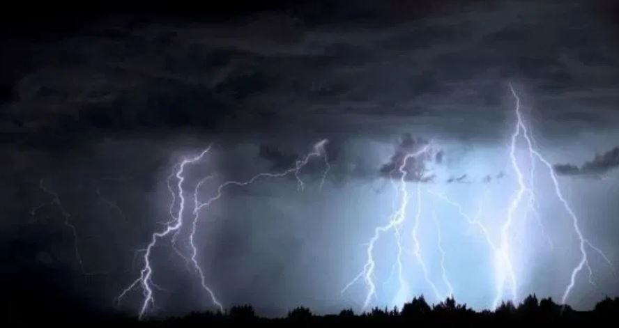 दरम्यान, एकीकडे मराठवाड्यात पावसाने हाहा:कार माजवलेला असताना आता हवामान विभागाने पावसाचा नवा अंदाज सांगितला आहे. या अंदाजानुसार महाराष्ट्रात पाऊस बरसण्याची शक्यता व्यक्त करण्यात आली आहे. त्यामुळे शेतकऱ्यांपुढील संकट अजूनही संपले नसल्याची भावना व्यक्त केली जात आहे.