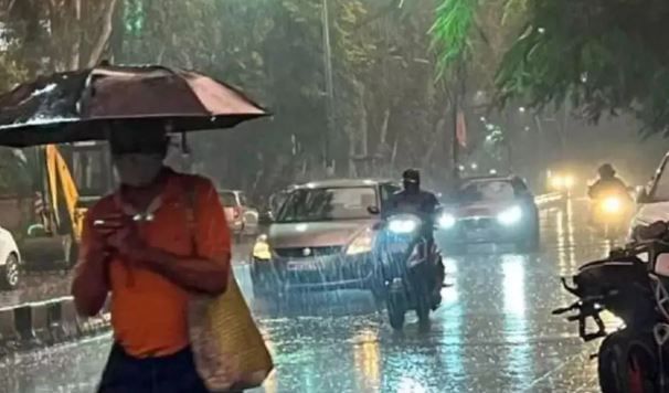 दरम्यान, सध्या मराठवाड्यात झालेल्या पावसामुळे शेतकऱ्यांचे पीक अक्षरश: वाहून गेले आहे. त्यामुळे नुकसानग्रस्त शेतकऱ्यांची लवकरात लवकर मदत करावी आणि शेतकऱ्यांना या संकटातून बाहेर काढावे, अशी मागणी केली जात आहे. दिवाळीपूर्वी शेतकऱ्यांना मदत केली जाईल, असे सरकारने सांगितले आहे.