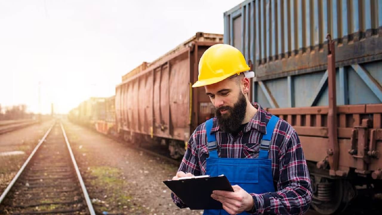 अर्ज शुल्काबाबत बोलायचे झाले तर, सामान्य वर्गातील उमेदवारांसाठी शुल्क 500 रुपये निश्चित करण्यात आले आहे. मात्र, चाचणीला हजर झाल्यानंतर त्यापैकी 400 रुपये परत केले जातील. तर SC, ST, महिला, दिव्यांग आणि माजी सैनिक उमेदवारांसाठी अर्ज शुल्क फक्त 250 रुपये आहे, जे चाचणीला हजर झाल्यानंतर पूर्णपणे परत केले जाईल. म्हणजेच, प्रत्यक्षात ही भरती खेळाडूंसाठी जवळपास मोफतच आहे.