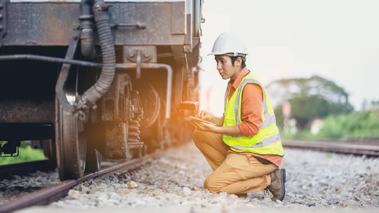 अर्ज करण्याची प्रक्रिया अत्यंत सोपी आहे. उमेदवारांना फक्त अधिकृत वेबसाइट rrcmas.in वर जावे लागेल. तिथे “Sports Quota Recruitment 2025” लिंकवर क्लिक करून ऑनलाइन अर्ज फॉर्म भरायचा आहे. त्यानंतर आवश्यक कागदपत्रे अपलोड करून विहित शुल्काचा भरणा करायचा आहे. अर्ज पूर्ण झाल्यानंतर फॉर्म सबमिट करा आणि भविष्यातील गरजेसाठी त्याची एक प्रत प्रिंट करून ठेवा.