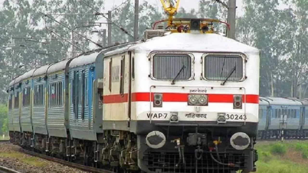 आनंदाची बातमी! प्रवाशांची होणार ट्रेनच्या गर्दीतून सुटका, दिवाळीनिमित्त मध्य रल्वेचं प्रवाशांना सर्वात मोठं गिफ्ट