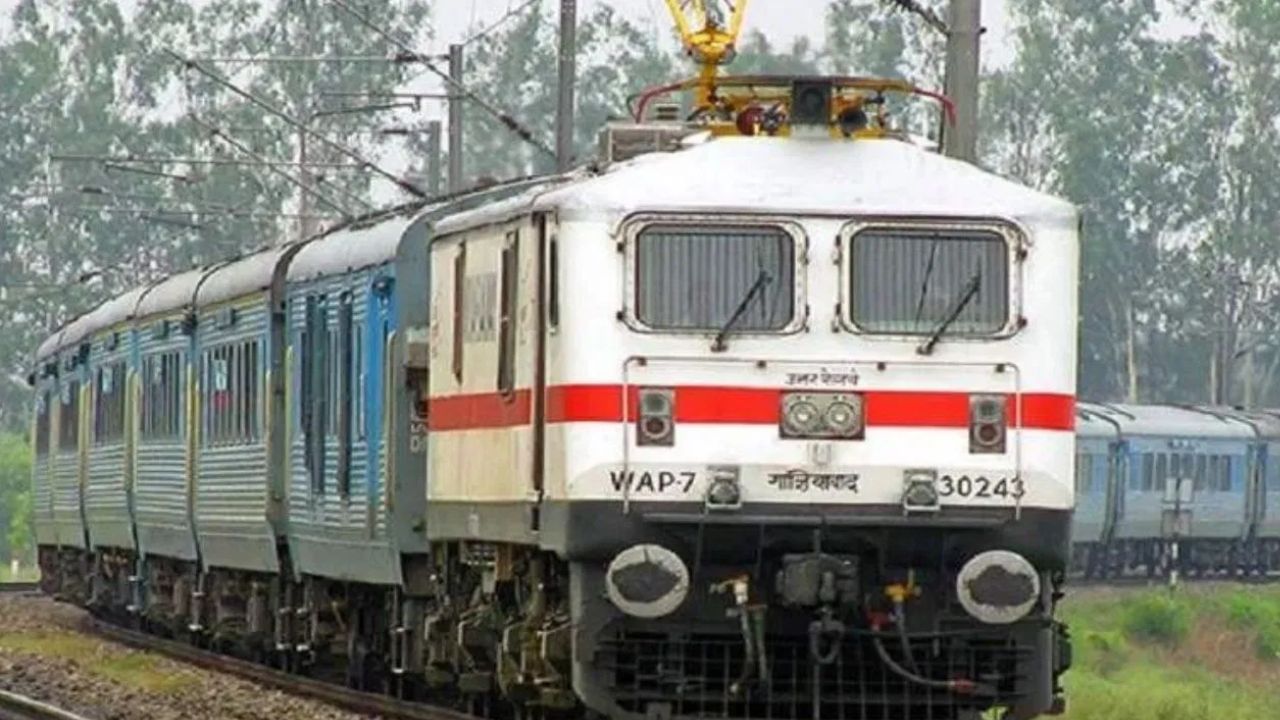 आनंदाची बातमी! प्रवाशांची होणार ट्रेनच्या गर्दीतून सुटका, दिवाळीनिमित्त मध्य रल्वेचं प्रवाशांना सर्वात मोठं गिफ्ट आनंदाची बातमी! प्रवाशांची होणार ट्रेनच्या गर्दीतून सुटका, दिवाळीनिमित्त मध्य रल्वेचं प्रवाशांना सर्वात मोठं गिफ्ट