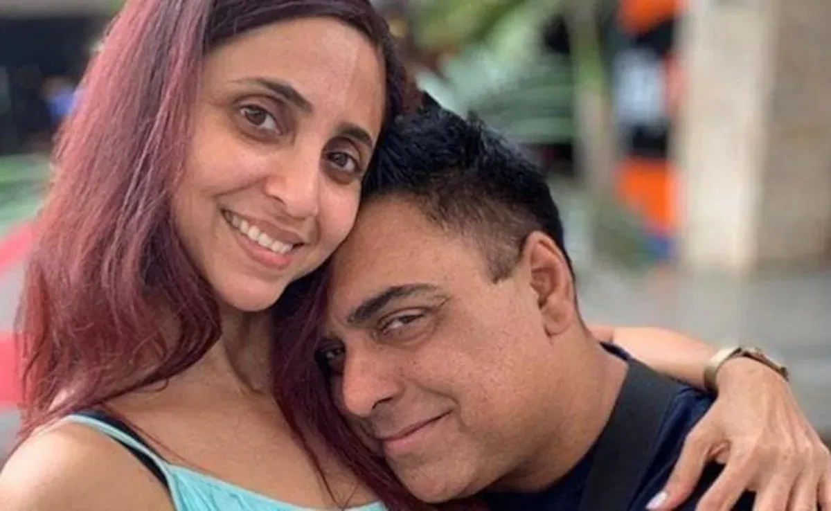 ‘बडे अच्छे लगते हैं’, ‘कसम से’, ‘घर एक मंदिर’ यांसारख्या मालिकांमधून प्रेक्षकांच्या मनावर राज्य करणारा राम कपूर ऐशोआरामाचे जीवन जगतो. तो सोशल मीडियावर आणि मुलाखतींमध्ये आपल्या आलिशान जीवनाची झलक शेअर करण्यास मागेपुढे पाहत नाहीत.