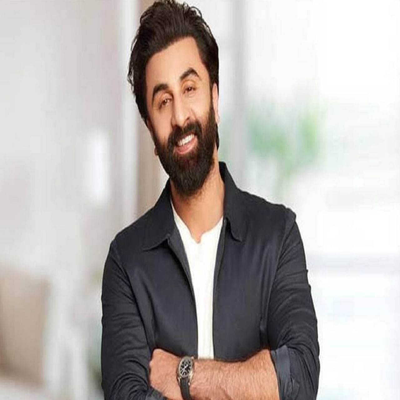 रणबीर कपूर: उत्तम अभिनेता आणि जवळपास अनेक मुलींचा क्रश असणारा अभिनेता म्हणजे रणबीर कपूर. रणबीरचे लाखो-करोडो चाहते आहेत. मात्र, रणबीर सोशल मीडियावर नाही. दुसरीकडे, त्याची पत्नी तथा अभिनेत्री आलिया भट्टला इंस्टाग्रामवर 8.7 कोटींहून अधिक फॉलोअर्स आहेत. 