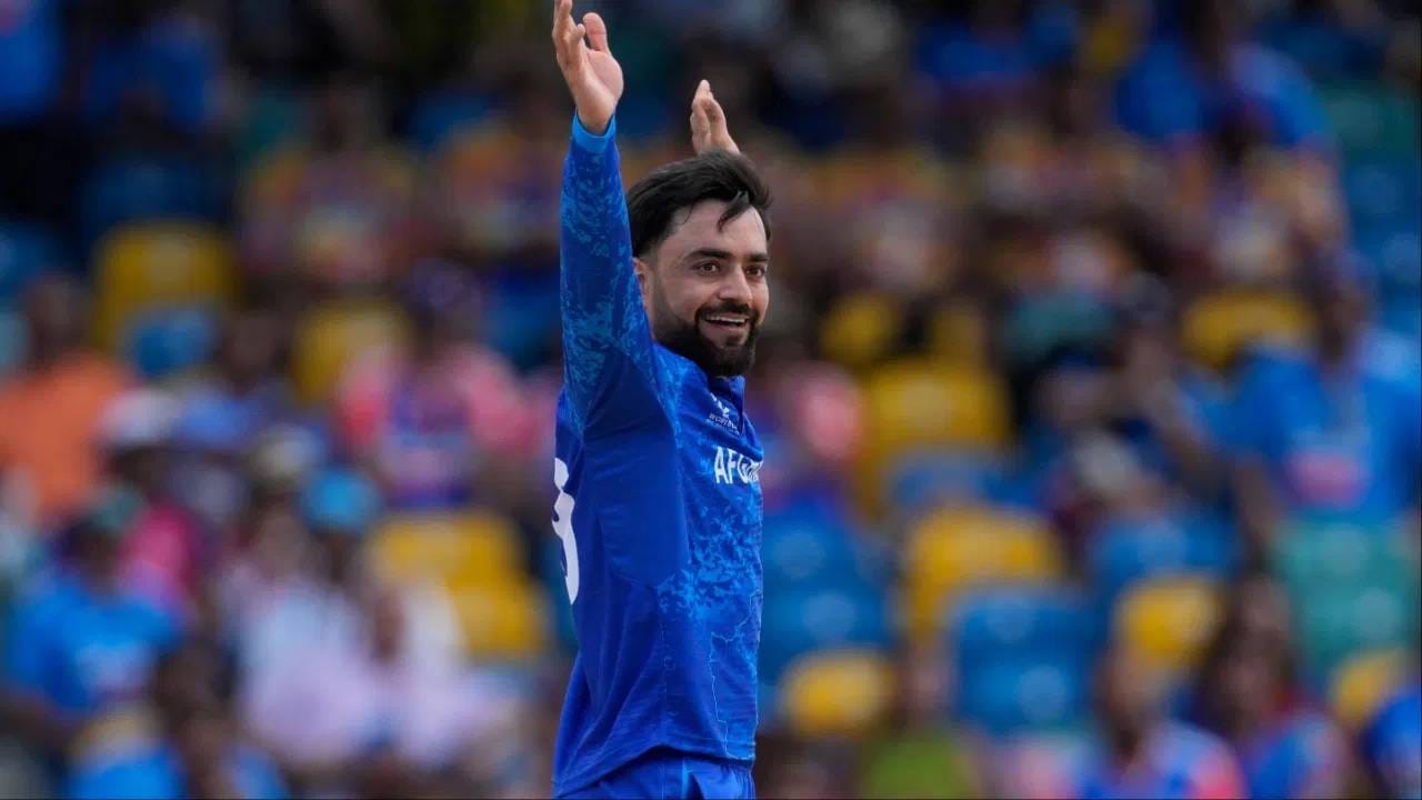 राशीद खानने हा विक्रम आता आपल्या नावावर केला आहे. राशीद 2015 आंतरराष्ट्रीय टी20 सामने खेळत असून राशीदने 98 टी20 सामन्यात 373.2 षटकं टाकली. यात त्याने 2240 चेंडूत 165 विकेट घेतल्या. यासह टिम साउथीचा विक्रम मोडला. (PHOTO- PTI)