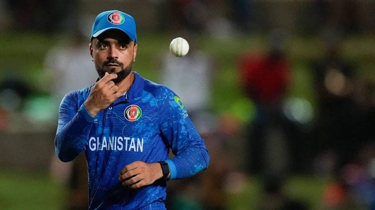 तीन विकेटसह राशीद खानने टी20 आंतरराष्ट्रीय क्रिकेटमध्ये सर्वाधिक विकेट विश्वविक्रम आपल्या नावावर केला आहे. यापूर्वी हा विक्रम न्यूझीलंडच्या टिम साउथीच्या नावावर होता. (PHOTO- PTI)