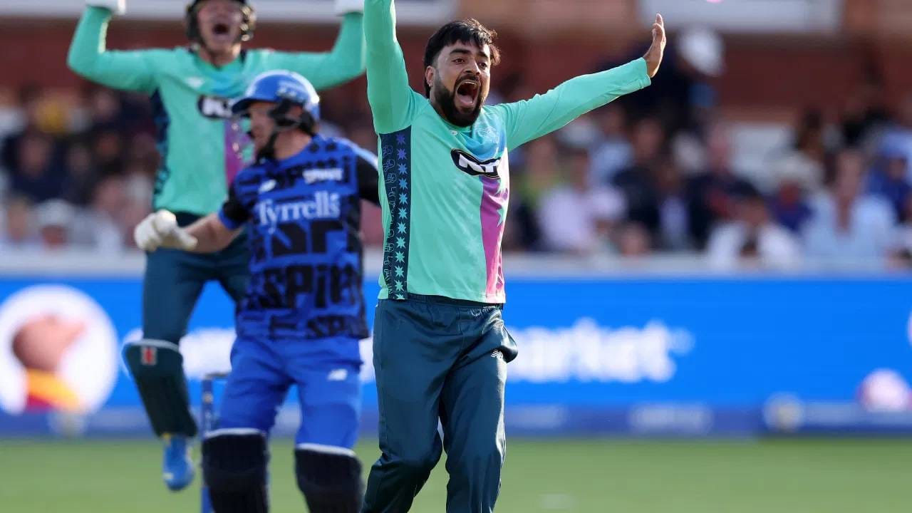 टी20 क्रिकेटमध्ये (टी20 आंतरराष्ट्रीय आणि टी20 लीग) सर्वाधिक विकेट्स घेण्याचा विश्वविक्रमही राशीद खानच्या नावावर आहे. त्याने 484 टी20 डावात गोलंदाजी करत 661 विकेट घेतल्या आहे. टी20 इतिहासात 650हून अधिक विकेट घेणारा एकमेव गोलंदाज आहे.(PHOTO- Ryan Pierse/Getty Images)