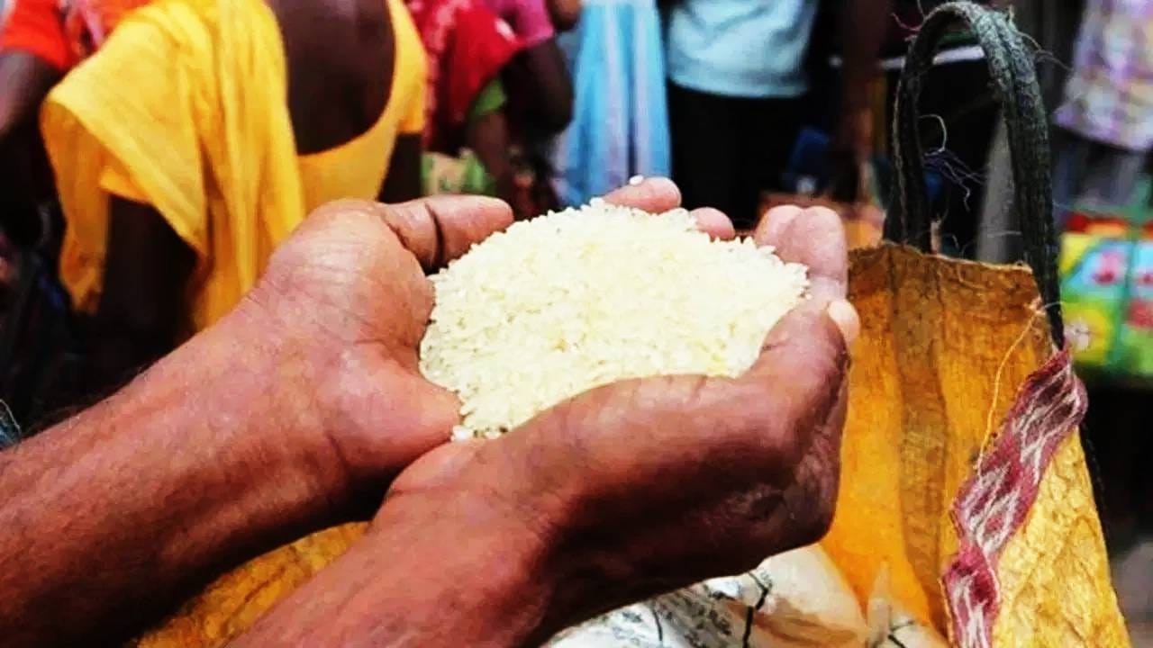 राष्ट्रीय अन्न सुरक्षा अधिनियमातंर्गत (NFSA) पात्र कुटुंबांतील प्रत्येक सदस्याला या योजनेतंर्गत दर महिन्याला 5 किलो मोफत अन्नधान्य मिळते. यामध्ये गहू आणि तांदळाचा समावेश आहे. ही योजना देशातील सरकारी स्वस्त धान्य दुकानातून राबवली जाते.