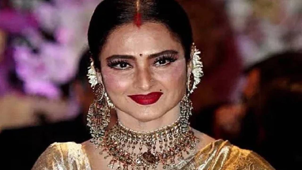 रेखाचे खरे नाव भानुरेखा गणेशन आहे. तिचा जन्म एका चित्रपट कुटुंबात झाला होता. त्यामुळे लहानपणापासूनच तिचा कल चित्रपटांकडे होता. शिक्षणाबद्दल बोलायचे झाले, तर रेखाने तिचे शालेय शिक्षण चेन्नई येथून सुरू केले. मात्र, घरच्या जबाबदाऱ्या आणि चित्रपटांमध्ये लवकर काम सुरू केल्यामुळे ती शिक्षण पुढे वाढवू शकली नाही.