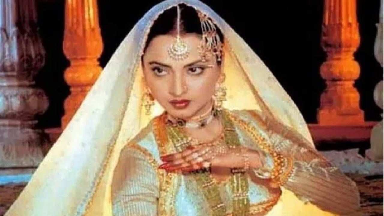 असे म्हटले जाते की रेखाने फक्त प्राथमिक स्तरापर्यंतच शिक्षण घेतले आणि त्यानंतर चित्रपटांमध्ये पदार्पण केले. तिच्या प्रतिभा आणि मेहनतीच्या जोरावर तिने शिक्षणाच्या कमतरतेचा कधीही तिच्या करिअरवर परिणाम होऊ दिला नाही. रेखाने सिद्ध केले की मोठ्या डिग्रीशिवायही मेहनतीने माणूस आपली ओळख निर्माण करू शकतो.