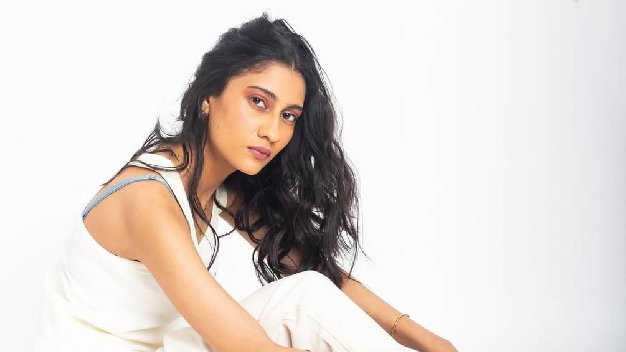 'मिस युनिव्हर्स'चा किताब पटकावलेली प्रसिद्ध बॉलिवूड अभिनेत्री सुष्मिता सेन ही दोन मुलींची आई आहे. सुष्मिताने अद्याप लग्न केलं नाही. परंतु बऱ्याच वर्षांपूर्वी तिने दोन मुलींना दत्तक घेतलं होतं. या दोघींच्या संगोपनात तिने कोणतीच गोष्ट कमी पडू दिली नाही. 
