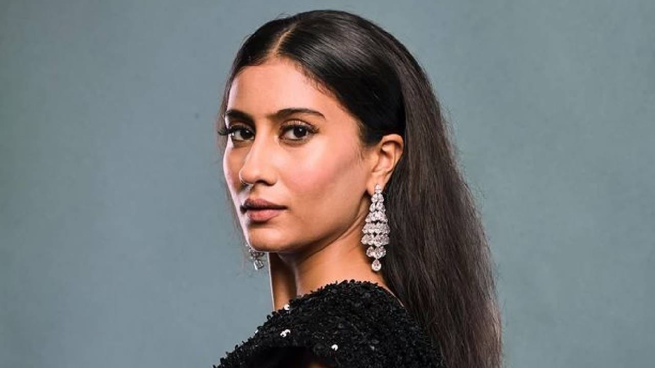 रेने दिसायला अत्यंत सुंदर असून तिच्यात थोडीशी दिवंगत अभिनेत्री स्मिता पाटील यांची झलक पहायला मिळत असल्याच्या कमेंट्स नेटकऱ्यांनी दिल्या आहेत. रेनेच्या दिसण्याची तुलना स्मिता पाटील यांच्याशी केली जात आहे. 
