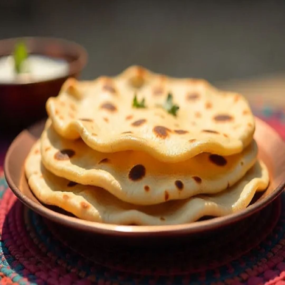 अनेक मान्यतेनुसार, एका थाळीत तीन पोळ्या एकत्र खाल्ल्याने व्यक्तीच्या मनात इतरांबद्दल शत्रुत्वाची भावना निर्माण होते. यामुळे व्यक्तीमध्ये भांडणे आणि कटकट होण्याची भावना अनेक पटींनी वाढते.