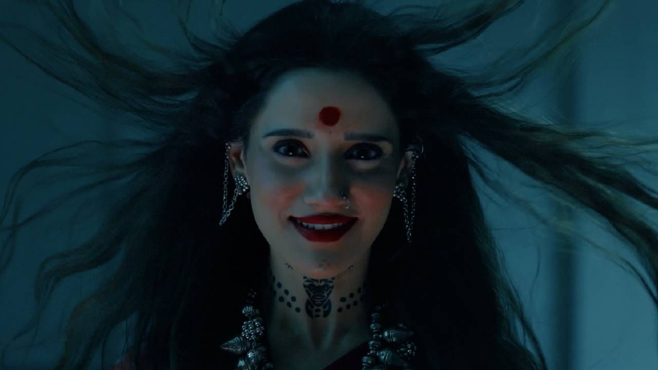 स्टार प्रवाह वाहिनीवर लवकरच सुरु होणाऱ्या 'काजळमाया' या मालिकेच्या पहिल्या टीझरने प्रेक्षकांची उत्कंठा वाढवली आहे. मालिकेत दिसणारी ती नेमकी कोण आहे हे जाणून घेण्याची प्रत्येकालाच उत्सुकता आहे. प्रोमोमध्ये दिसणारी ‘ती’ म्हणजे विलक्षण सुंदर आणि तंत्रविद्येत प्रविण असलेली चेटकीण पर्णिका.