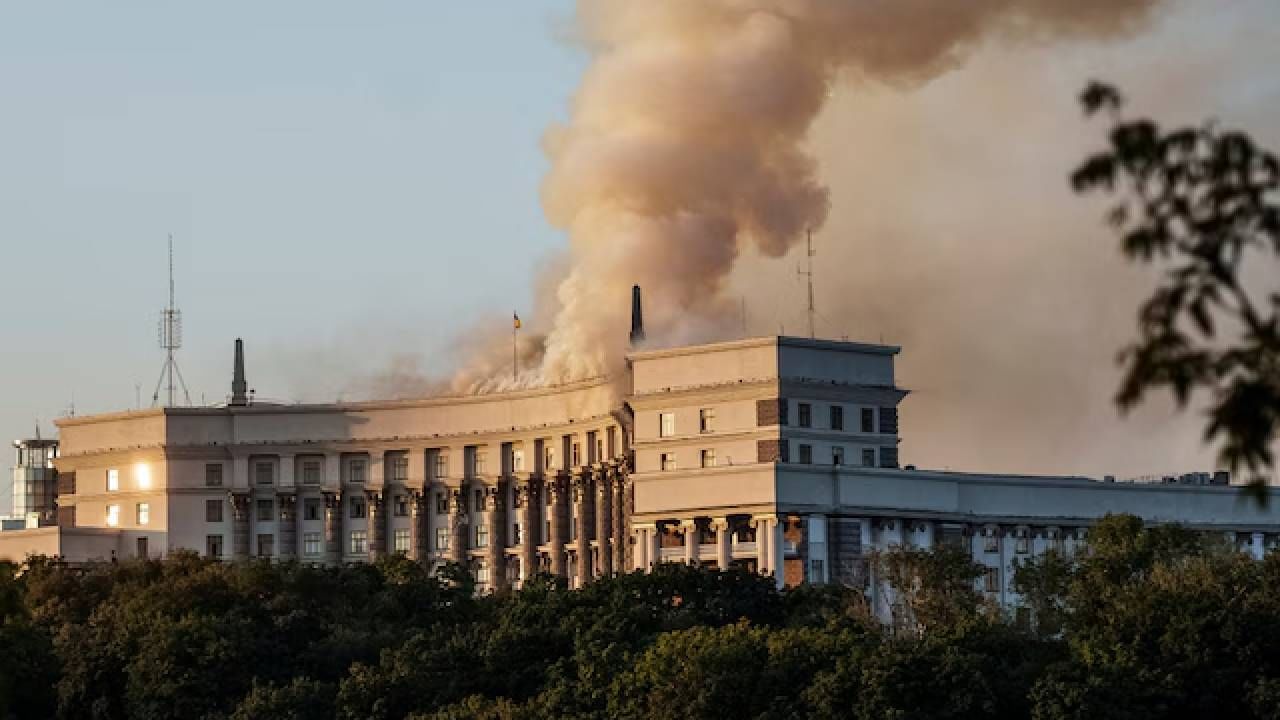 युक्रेनच्या हवाई दलाच्या रिपोर्टनुसार, रशियाने एकाच रात्रीत 805 ड्रोन आणि १३ क्षेपणास्त्रे कीवमध्ये टाकली. हा आतापर्यंतचा मोठा हल्ला असल्याचेही सांगितले जातंय. या हल्ल्यातून रशियाने अमेरिकेला उत्तर दिल्याचे सांगितले जातंय.