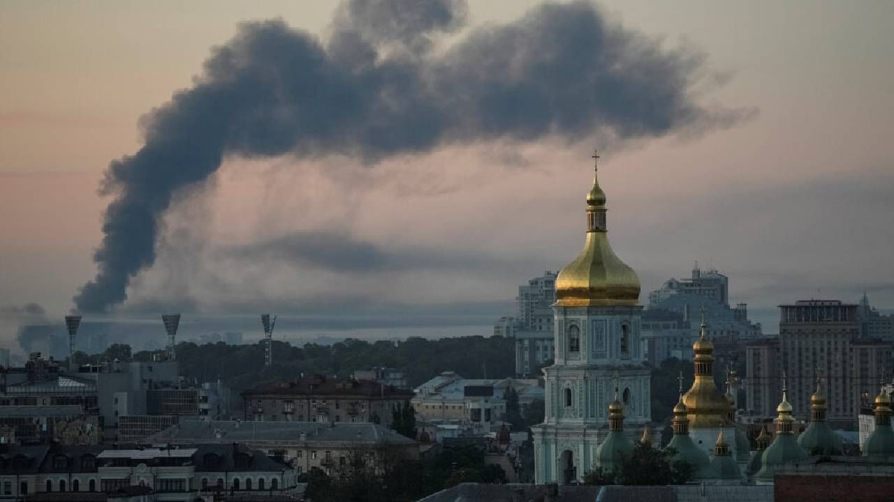 या हल्ल्यात एका मुलासह तीन जणांचा मृत्यू झाला तर 18 जण गंभीर जखमी झाले. या हल्ल्यानंतर युक्रेनच्या सरकारी मुख्यालयाला आग लागली. काहीवेळाच्या प्रयत्नांनंतर ही आग विझवण्यात यश मिळाले. 