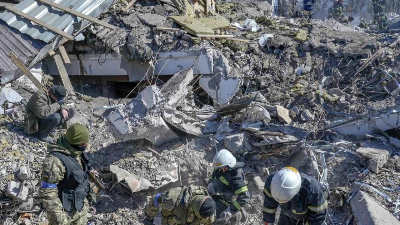 या हल्ल्यानंतर काही भागात आगीच्या घटना देखील घडल्या. या हल्ल्यात जखमींमध्ये महिलांची संख्या असल्याचे सांगितले जातंय. मात्र, अजून रशियाची या हल्ल्याबाबतची भूमिका पुढे आली नाहीये. रशियाला या युद्धात दुसऱ्या कोणत्याही देशाचा हस्तक्षेप नकोय. 