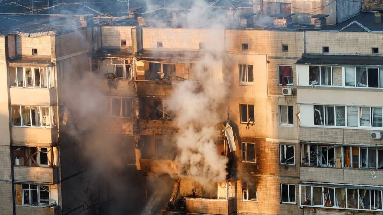 युक्रेनने रशियाच्या परमाणू ठिकाणांवर हल्ला केला होता. त्यानंतर आता रशियाने थेट सरकारी इमारतींना टार्गेट करत मोठा हल्ला केला. रशियाच्या जोरदार हवाई हल्ल्याने युक्रेनची राजधानी कीव हादरली. रात्रभर ड्रोन आणि क्षेपणास्त्र हल्ला सुरू होता. रशियाकडून भारत तेल खरेदी करत असल्याने मोठे टॅरिफ अमेरिकेने भारतावर लावले आहे. 